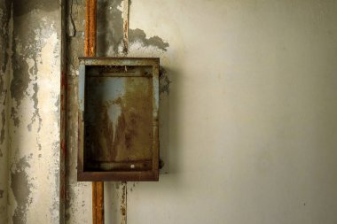 Eski kırık geçiş panosunda tahrip üretim tesisi iç. Elektrik Santral kırık, sökülüp, yağmaladılar. Kırık eski kalkan, ekipman operasyon kontrol paneli