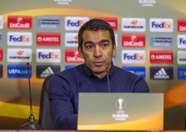 Odessa, Ukrayna - 3 Kasım 2016: Uefa Avrupa Ligi. FC Zarya (Lugansk) Feyenoord (Rotterdam) Hollanda kabul eder. Basın toplantısı Feyenoord Giovanni van Bronckhorst Teknik Direktörü. 1:1