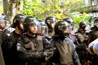 Odessa, Ukrayna - 2 Mayıs, 2014: trajik kurban, ölüm, insanları; sefer Odesa'da büyük huzursuzluk sırasında yaralandı. Kulikovo alan, sendikaların evi. Polis cordon sokak ayaklanmaları polis çalışmasının