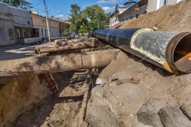 Odessa, Ukrayna - 29 Eylül 2016: Temelli onarım ve değiştirme büyük kentsel ısı boru. Eski paslı değiştirme ve sızan su boruları. Ortak belediye hizmetlerinin mühendislik yeni teknolojiler