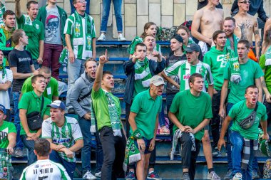 Odessa, Ukrayna - 21 Eylül 2016: Futbol taraftarları ve seyirci stadyum standları duygusal onların takım destekler. Holiganizmi ve havai fişek standları. Oyunun kurallarının ihlali