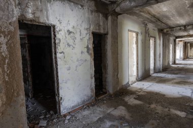 Terk edilmiş bir idari binanın iç. Bir endüstriyel fabrika iç kalıntıları. Eski bir merdiven beton, kalıntıları, çöp ve çamur, koridor duvarları bir bitmemiş office iş merkezinin Odessa mahvetti