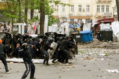 Odessa, Ukrayna - 2 Mayıs, 2014: trajik kurban, ölüm, insanları; sefer Odesa'da büyük huzursuzluk sırasında yaralandı. Kulikovo alan, sendikaların evi. Polis cordon sokak ayaklanmaları polis çalışmasının
