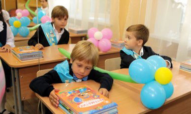 Odessa, Ukrayna - 1 Eylül 2016: ilkokul çocuklarının ve Öğretmenler sınıfta. İlk-greyder okulda çalışma. Okulun ilk günü, Eylül, bilgi gün, ilk okula gidin çocuklar. Okul festivali bilgi