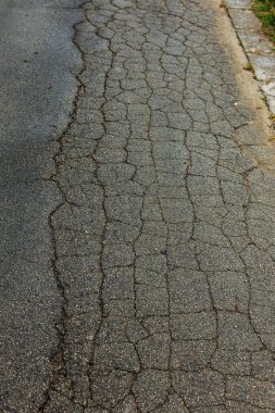 Kırık taş doku beyaz duvarlar sıvalı. Beyaz duvar yüzeyi Vintage çatlaklar. Web küçük beyaz zemin yüzeyinde çatlaklar. Eski çimento duvar imha izleri