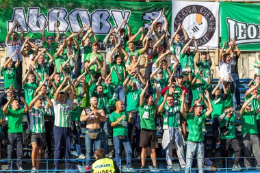 Odessa, Ukrayna - 21 Eylül 2016: Futbol taraftarları ve seyirci stadyum standları duygusal onların takım destekler. Holiganizmi ve havai fişek standları. Oyunun kurallarının ihlali