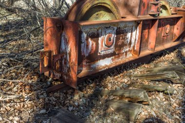 Eski paslı terk edilmiş binada portal vinç paslı raylar üzerinde. Terk edilmiş konteyner yükleme boşaltma inşaat ambar. Ölü Zona. Mezarlık Çernobil, Pripyat, Ukrayna mühendislik; Bölge nükleer felaket