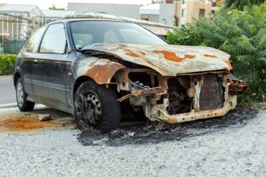 Sokağa atılmış yanan araba vücut kalıntıları. 2016 yılında sivil huzursuzluk Ukrayna. Bir darbe kitle yanan arabalar rakipler muzaffer rejimi.