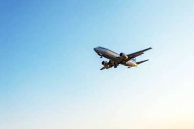Varna, Bulgaristan - 25 Temmuz 2016: Hızlı sivil yolcu uçağı yere gökyüzü açılış. Uçak modu Varna Havaalanına iniş içinde ayar güneş ışınlarının