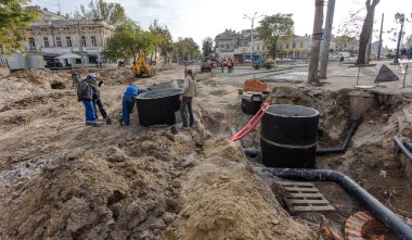 Odessa, Ukrayna - 29 Eylül 2016: kentsel Sistemleri Mühendislik derin hendek yarar kazdık. Alarm sistemi kentsel sıhhi tesisat ve Isıtma. Hendek rusty ile dolu pis su boru hattından patlak verdi. Onarım iş Metro araçları