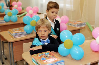 Odessa, Ukrayna - 1 Eylül 2016: ilkokul çocuklarının ve Öğretmenler sınıfta. İlk-greyder okulda çalışma. Okulun ilk günü, Eylül, bilgi gün, ilk okula gidin çocuklar. Okul festivali bilgi