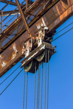 Eski paslı terk edilmiş binada portal vinç paslı raylar üzerinde. Terk edilmiş konteyner yükleme boşaltma inşaat ambar. Ölü Zona. Mezarlık Çernobil, Pripyat, Ukrayna mühendislik; Bölge nükleer felaket