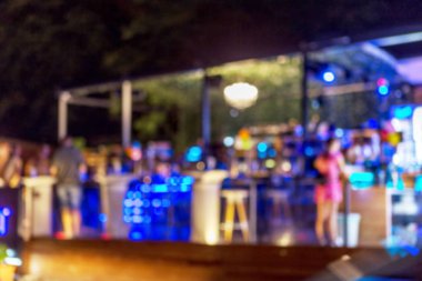Küçük bir restoranın içi bulanık bir arka plan. Bokeh Kafe 'nin içini sıcak koyu renklerle bulanıklaştırmış. Yaratıcı moda tasarımı için arka plan olarak. Restoran, kafeterya arka planı çok güzel bulanık.