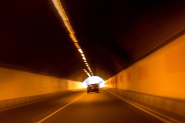 Arabalar ve ışık sonunda hareketli soyut hareket arka plan bulanıklık yolu tüneli. Bir yaratıcı tasarım boş olarak kullanmak için. Tünel Aydınlatma araç karayolu trafik ışık çizgi