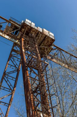 Eski paslı terk edilmiş binada portal vinç paslı raylar üzerinde. Terk edilmiş konteyner yükleme boşaltma inşaat ambar. Ölü Zona. Mezarlık Çernobil, Pripyat, Ukrayna mühendislik; Bölge nükleer felaket
