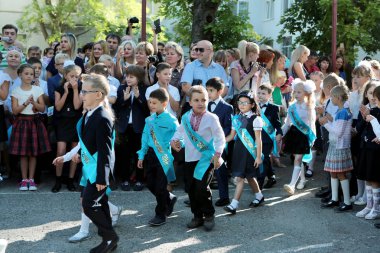 Odessa, Ukrayna - 1 Eylül 2016: ilkokul çocuklarının ve Öğretmenler sınıfta. İlk-greyder okulda çalışma. Okulun ilk günü, Eylül, bilgi gün, ilk okula gidin çocuklar. Okul festivali bilgi