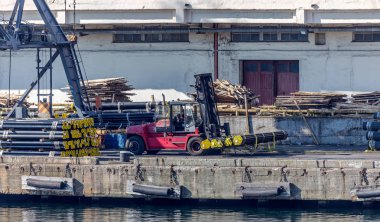 Odessa, Ukrayna - 17 Ağustos 2010 Konteyner Vinç bağlantı noktası konteyner terminali. Endüstriyel kargo gemisi seaport dolu. Yükleme işlemleri. Deniz ticaret bağlantı noktası