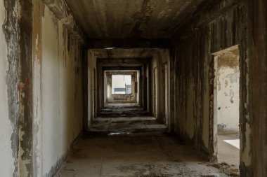 Terk edilmiş bir idari binanın iç. Bir endüstriyel fabrika iç kalıntıları. Eski bir merdiven beton, kalıntıları, çöp ve çamur, koridor duvarları bir bitmemiş office iş merkezinin Odessa mahvetti