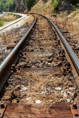 eski yıpranmış ahşap uyuyanlar raylara ailroad Acil onarım gerektirir. Sırt boyunca dar hat demiryolu.