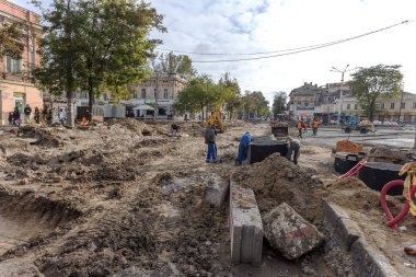 Odessa, Ukrayna - 29 Eylül 2016: kentsel Sistemleri Mühendislik derin hendek yarar kazdık. Alarm sistemi kentsel sıhhi tesisat ve Isıtma. Hendek rusty ile dolu pis su boru hattından patlak verdi. Onarım iş Metro araçları