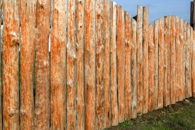 Taze çam ve ladin ahşap çit günlükleri yuvarlak. Duvar ve kapı yuvarlak günlüklerinin ahşap silindir yaptı. Paralel ahşap kirişler çam keresteden yuvarlak bir sürü yeni kalkan