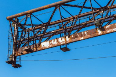 Eski paslı terk edilmiş binada portal vinç paslı raylar üzerinde. Terk edilmiş konteyner yükleme boşaltma inşaat ambar. Ölü Zona. Mezarlık Çernobil, Pripyat, Ukrayna mühendislik; Bölge nükleer felaket