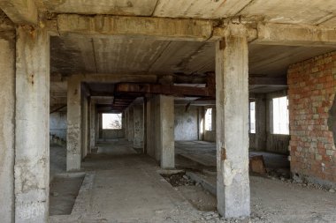 Terk edilmiş bir idari binanın iç. Bir endüstriyel fabrika iç kalıntıları. Eski bir merdiven beton, kalıntıları, çöp ve çamur, koridor duvarları bir bitmemiş office iş merkezinin Odessa mahvetti