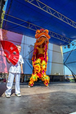 Odessa, Ukrayna -10 Eylül 2016: şehir gün festival Dragon Dance. Japon samuray Club genç çocuklar onların sanat göster