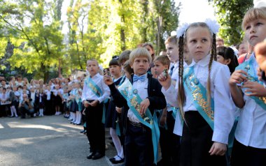 Odessa, Ukrayna - 1 Eylül 2016: ilkokul çocuklarının ve Öğretmenler sınıfta. İlk-greyder okulda çalışma. Okulun ilk günü, Eylül, bilgi gün, ilk okula gidin çocuklar. Okul festivali bilgi