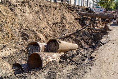 Odessa, Ukrayna - 29 Eylül 2016: Temelli onarım ve değiştirme büyük kentsel ısı boru. Eski paslı değiştirme ve sızan su boruları. Ortak belediye hizmetlerinin mühendislik yeni teknolojiler