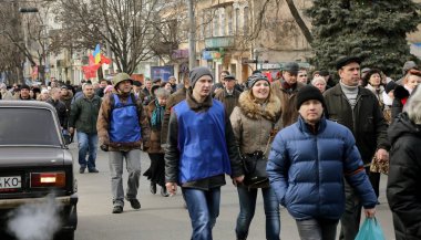 Odessa, Ukrayna - 23 Şubat 2014: İnsanlar ilkesi üzerinde devlet Ukrayna silahlı devrim sırasında gösterdiği sivil barışçıl protesto oldu. Sokaklarda mitingde göstericiler sütunun hareketi