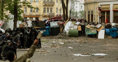 Odessa, Ukrayna - 2 Mayıs, 2014: trajik kurban, ölüm, insanları; sefer Odesa'da büyük huzursuzluk sırasında yaralandı. Kulikovo alan, sendikaların evi. Polis cordon sokak ayaklanmaları polis çalışmasının
