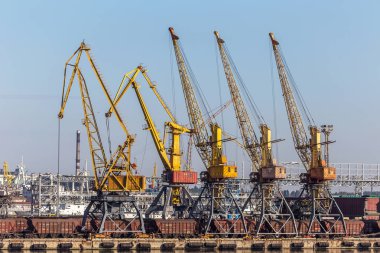 Odessa, Ukrayna - 17 Ağustos 2010 Konteyner Vinç bağlantı noktası konteyner terminali. Endüstriyel kargo gemisi seaport dolu. Yükleme işlemleri. Deniz ticaret bağlantı noktası