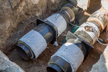 Odessa, Ukrayna - 29 Eylül 2016: Temelli onarım ve değiştirme büyük kentsel ısı boru. Eski paslı değiştirme ve sızan su boruları. Ortak belediye hizmetlerinin mühendislik yeni teknolojiler