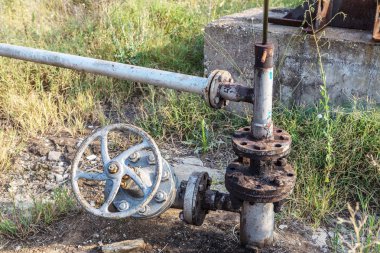 Eski yıpranmış ekipman petrol sondaj platformu. Eski motor, Kemer sürücü, kirli motor yağı yıpranmış ekipman çizgiler. Paslı metal