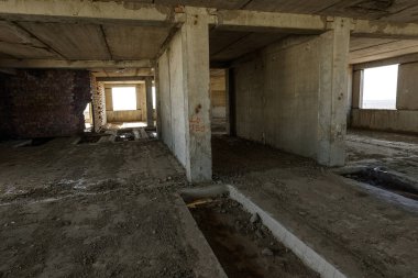 Terk edilmiş bir idari binanın iç. Bir endüstriyel fabrika iç kalıntıları. Eski bir merdiven beton, kalıntıları, çöp ve çamur, koridor duvarları bir bitmemiş office iş merkezinin Odessa mahvetti