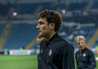 Odessa, Ukrayna - 3 Kasım 2016: Uefa Avrupa Ligi. FC Zarya (Lugansk) Feyenoord (Rotterdam) Hollanda kabul eder. Sıcak giysiler eğitim oyun öncesi ısınma oyuncular Feyenoord