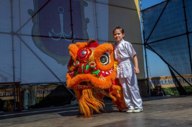 Odessa, Ukrayna -10 Eylül 2016: şehir gün festival Dragon Dance. Japon samuray Club genç çocuklar onların sanat göster
