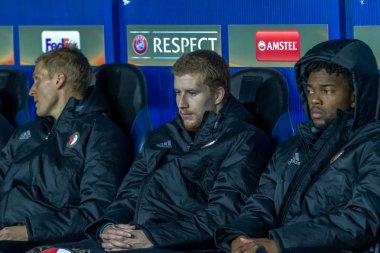 Odessa, Ukrayna - 3 Kasım 2016: Uefa Avrupa Ligi. FC Zarya (Lugansk) Feyenoord (Rotterdam) Hollanda kabul eder. Oyuncular Feyenoord maçı izlerken yedek bankta