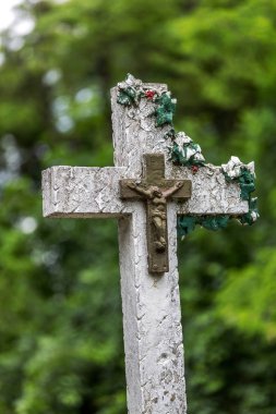 Odessa, Ukrayna 13 Mayıs 2014: eski Katolik bir terk edilmiş eski Lehçe Mezarlığı'nda Odessa üzerinde İsa Mesih'in çarmıha germe ile çapraz. Taş Hıristiyan cross İsa'nın çarmıha germe ile