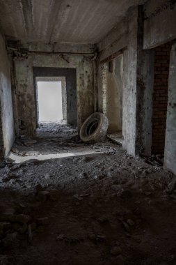 Terk edilmiş bir idari binanın iç. Bir endüstriyel fabrika iç kalıntıları. Eski bir merdiven beton, kalıntıları, çöp ve çamur, koridor duvarları bir bitmemiş office iş merkezinin Odessa mahvetti