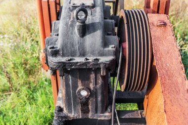 Eski yıpranmış ekipman petrol sondaj platformu. Eski motor, Kemer sürücü, kirli motor yağı yıpranmış ekipman çizgiler. Paslı metal