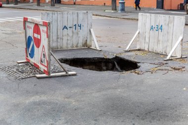 Odessa, Ukrayna - 13 Ekim 2016: şiddetli sel ve kasırga Kristy oluşan aşağıdaki gullies ve yol kaldırım dips. Yol kapalı, çukur ve yol, asfalt hasar dips. Yön araba olamaz