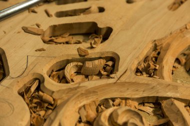 Ağaç işleme. Doğrama işleri. Oymacılığı. Woodcarver, ahşap arka plan yakın çekim araçlarda işyeri. Arka plan halk el sanatları kullanın. Ahşap oyma