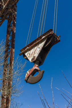 Eski paslı terk edilmiş binada portal vinç paslı raylar üzerinde. Terk edilmiş konteyner yükleme boşaltma inşaat ambar. Ölü Zona. Mezarlık Çernobil, Pripyat, Ukrayna mühendislik; Bölge nükleer felaket