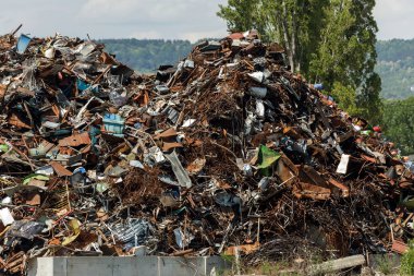 çöp çöp çöp seaport mavi gökyüzü arka plan ile büyük kazık yükleme üzerine kuru yük gemi bekliyor. Atık hurda kargo liman, yeni ürünler üretmek için eritmiş bekleyen quay adlı depolanır