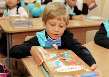 Odessa, Ukrayna - 1 Eylül 2016: ilkokul çocuklarının ve Öğretmenler sınıfta. İlk-greyder okulda çalışma. Okulun ilk günü, Eylül, bilgi gün, ilk okula gidin çocuklar. Okul festivali bilgi