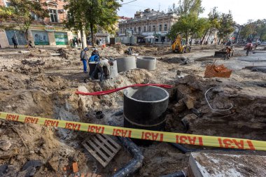 Odessa, Ukrayna - 29 Eylül 2016: kentsel Sistemleri Mühendislik derin hendek yarar kazdık. Alarm sistemi kentsel sıhhi tesisat ve Isıtma. Hendek rusty ile dolu pis su boru hattından patlak verdi. Onarım iş Metro araçları