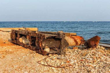 Deniz dibinin dan eski büyük boru parçaları. Deniz suyu maruz yıllar sonra metal boru korozyon hasarlı. Paslı çelik boru ile korozyona metal delik. Seçici odak.