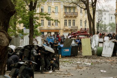 Odessa, Ukrayna - 2 Mayıs, 2014: trajik kurban, ölüm, insanları; sefer Odesa'da büyük huzursuzluk sırasında yaralandı. Kulikovo alan, sendikaların evi. Polis cordon sokak ayaklanmaları polis çalışmasının